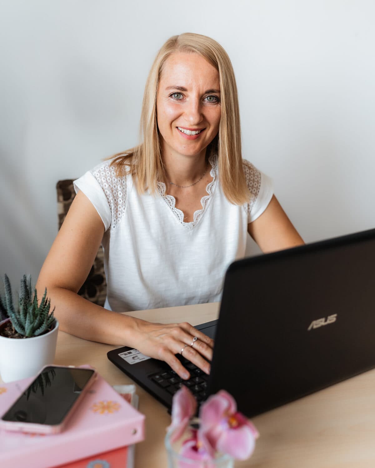 Romana Hubáčková, autorka OSV programu, u pracovního stolu s notebookem