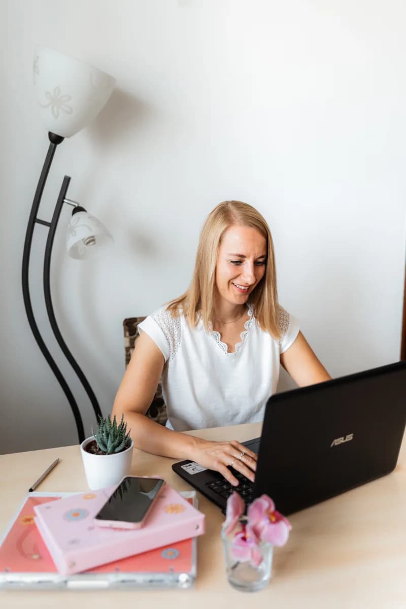Romana Hubáčková připravuje materiály na notebooku